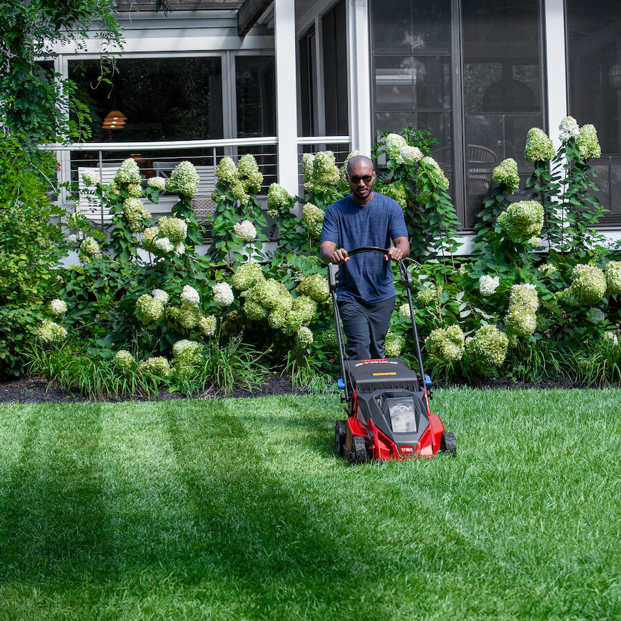 60V MAX* 21 in. Stripe™ Self-Propelled Mower - 5.0Ah Battery/Charger Included