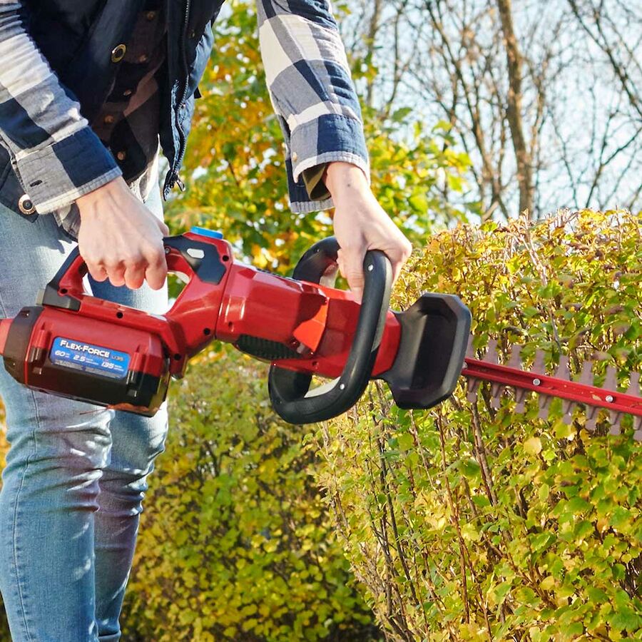 60V MAX* 24 in. (60.96 cm) Hedge Trimmer with 2.0Ah Battery